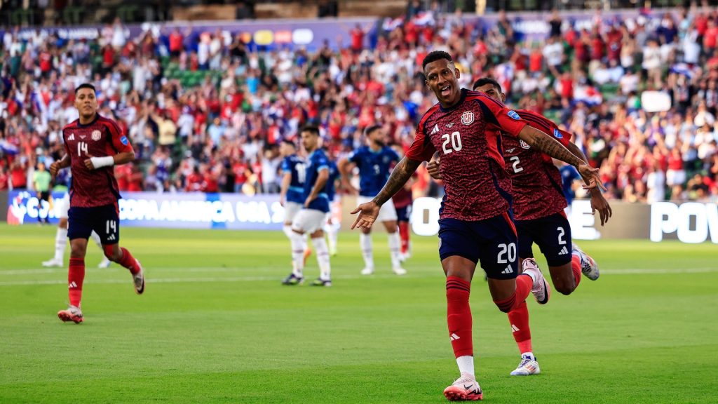 Alcócer hizo un golazo para el 2-1 de Costa Rica.